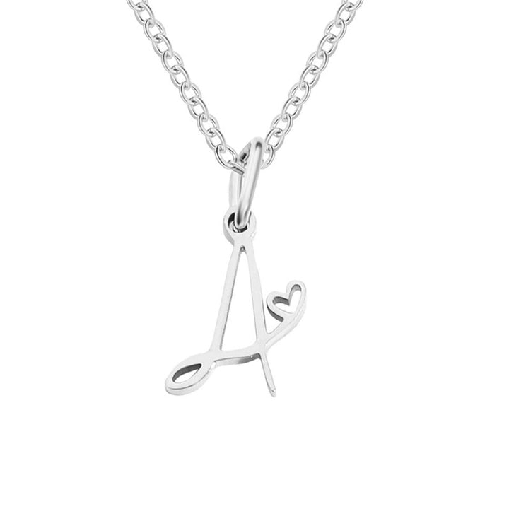 Collar con inicial y corazón en plata – Un detalle lleno de amor