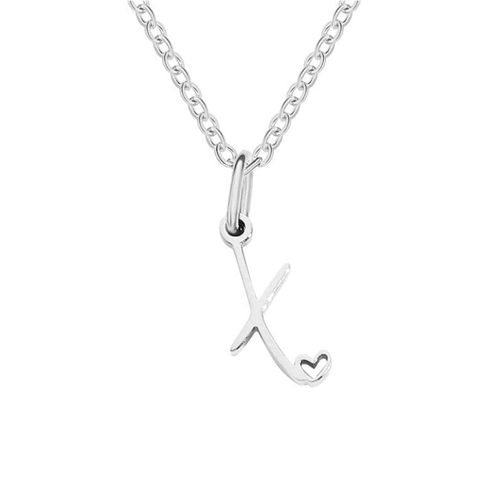 Collar con inicial y corazón en plata – Un detalle lleno de amor