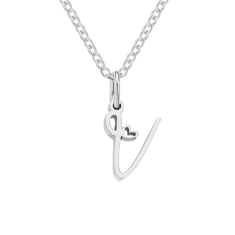 Collar con inicial y corazón en plata – Un detalle lleno de amor