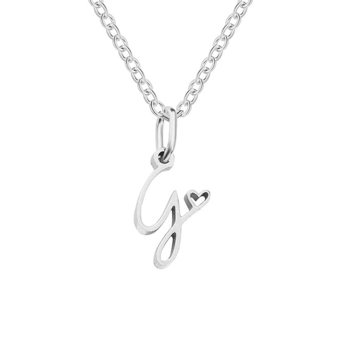 Collar con inicial y corazón en plata – Un detalle lleno de amor