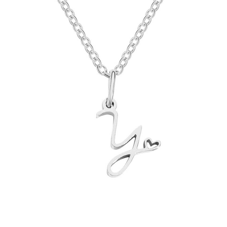 Collar con inicial y corazón en plata – Un detalle lleno de amor