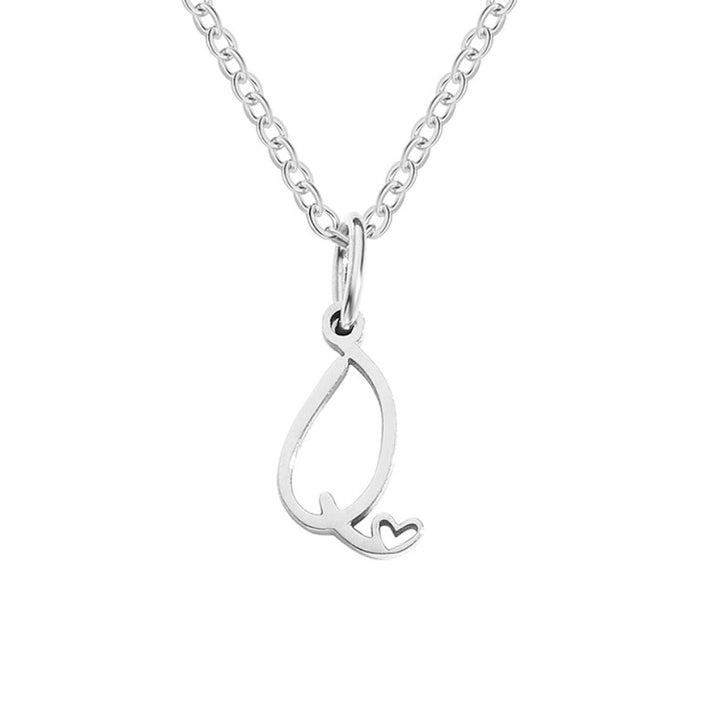 Collar con inicial y corazón en plata – Un detalle lleno de amor