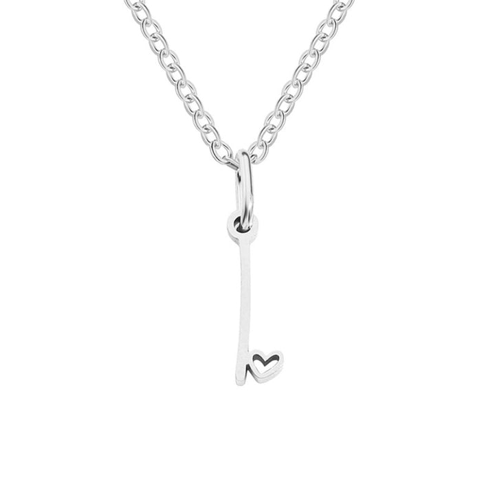 Collar con inicial y corazón en plata – Un detalle lleno de amor