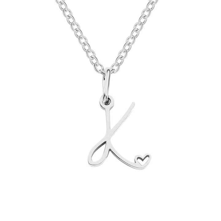 Collar con inicial y corazón en plata – Un detalle lleno de amor