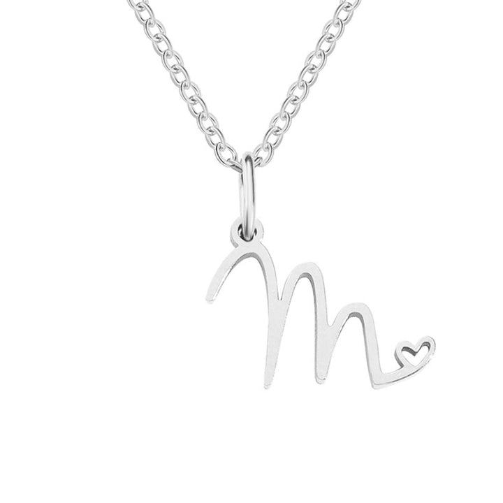 Collar con inicial y corazón en plata – Un detalle lleno de amor