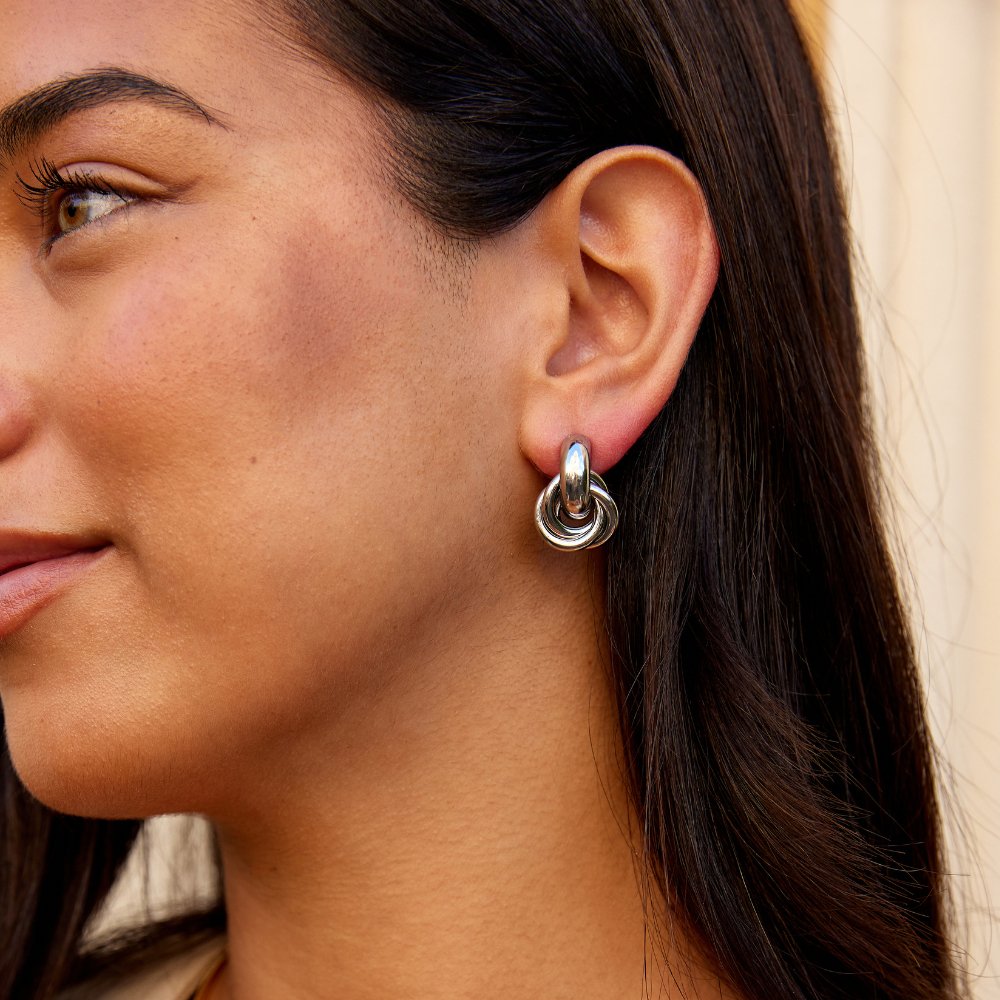 Sofia – Aros retorcidos en plata con estilo elegante