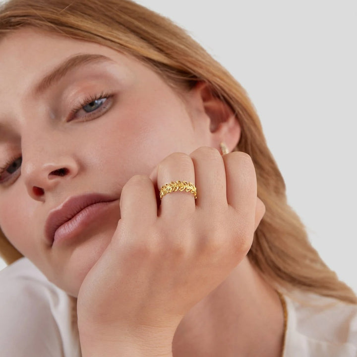 Flora – Anillo dorado con hoja