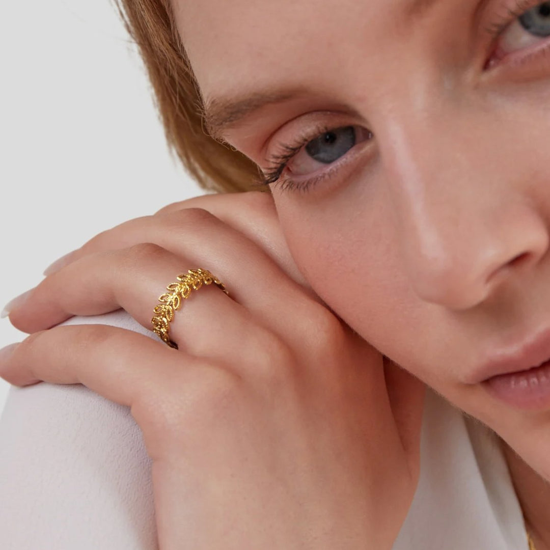 Flora – Anillo dorado con hoja