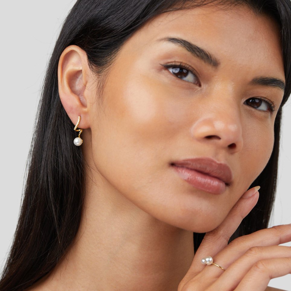 Tam – Pendientes con diseño de ondas y perlas