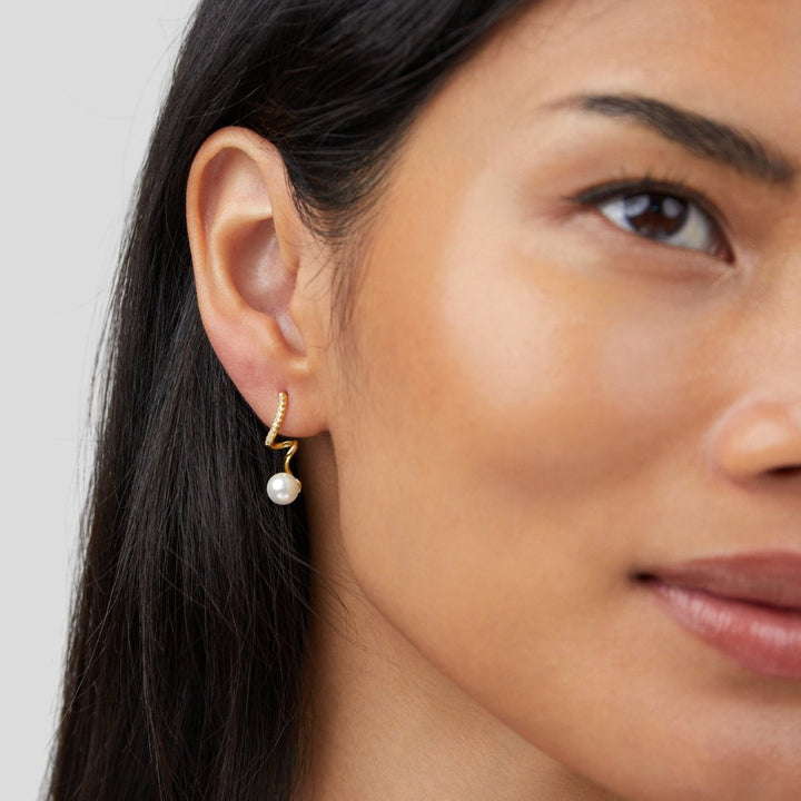 Tam – Pendientes con diseño de ondas y perlas