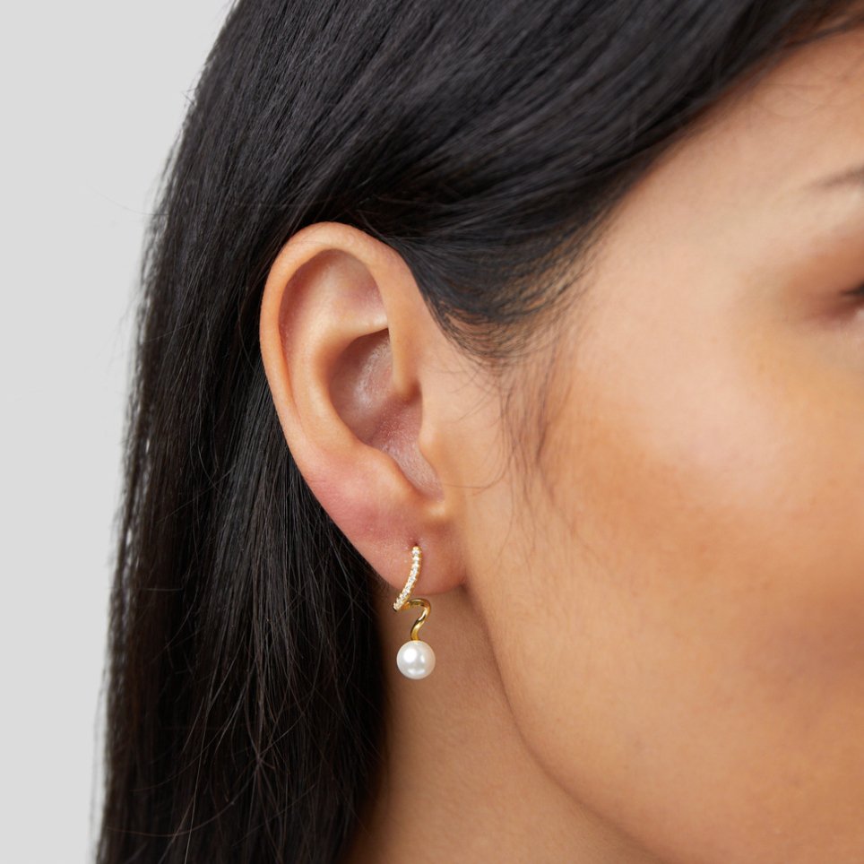Tam – Pendientes con diseño de ondas y perlas