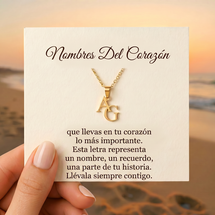Collar con iniciales de mamá