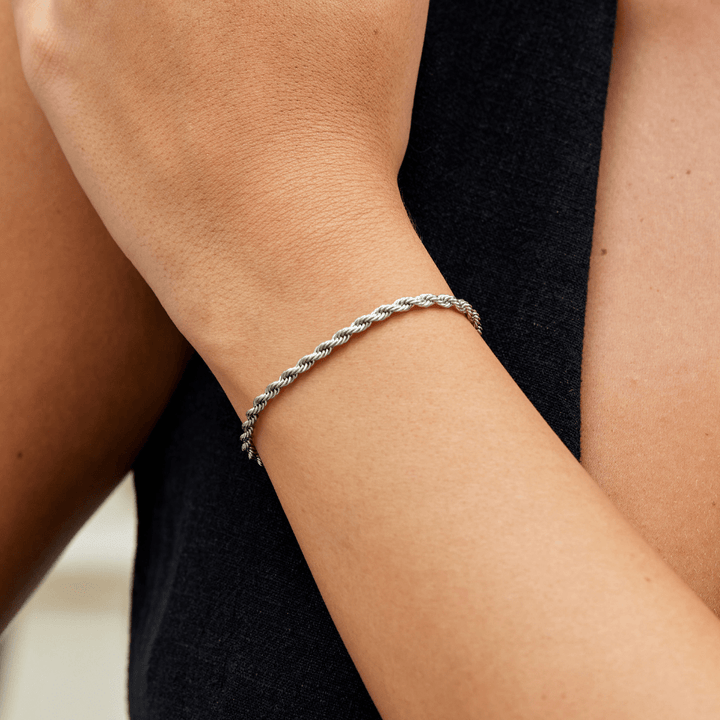 Pulsera trenzada en plata – Diseño elegante y atemporal