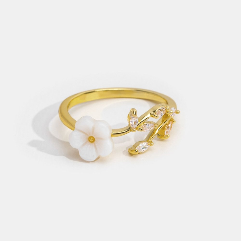 Rise – Anillo floral blanco con diseño delicado