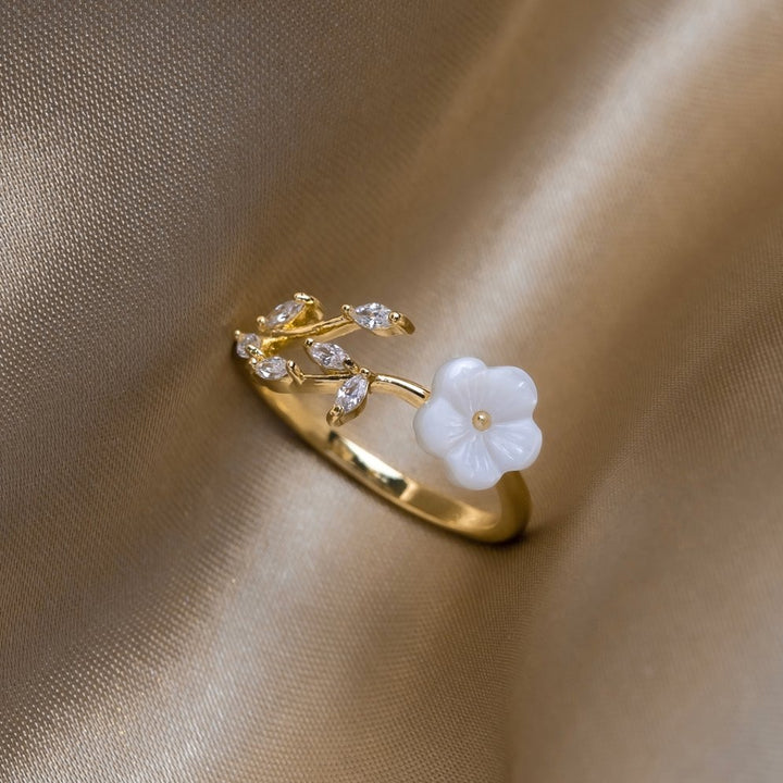 Rise – Anillo floral blanco con diseño delicado