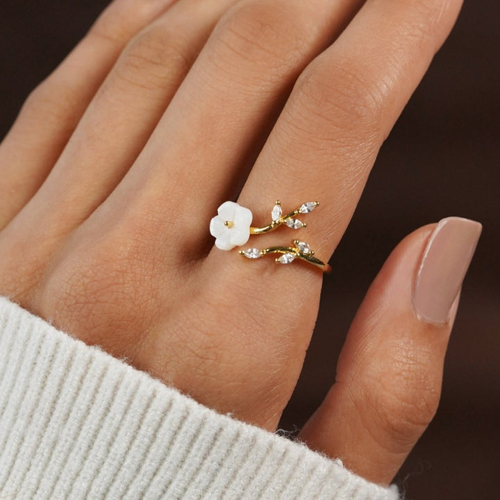 Rise – Anillo floral blanco con diseño delicado
