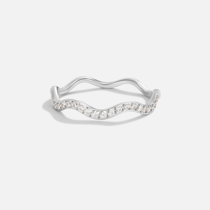 Zenya – Anillo de plata con diseño ondulado y cristal brillante